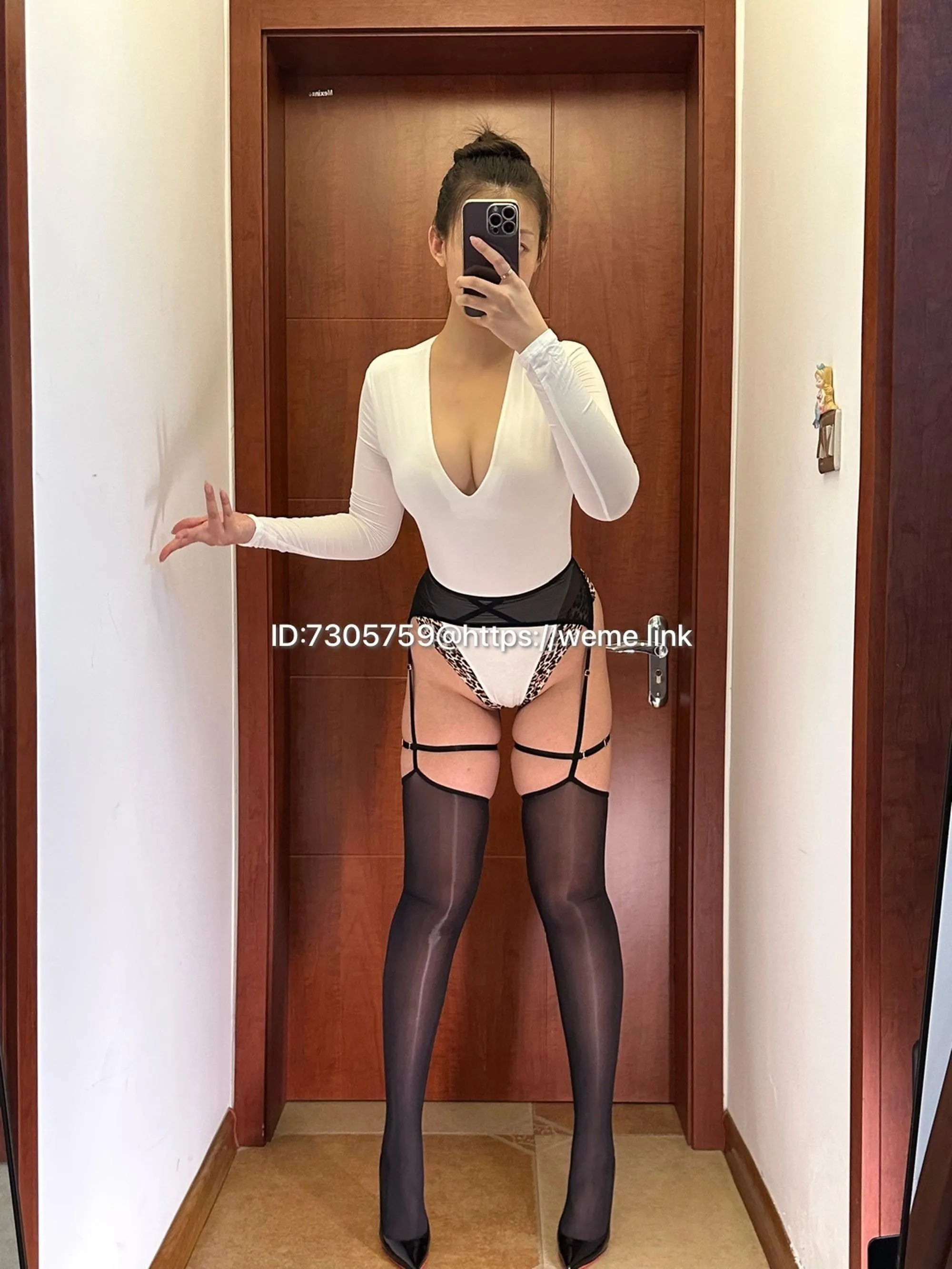 美邵女Baby – NO.011 勒肉黑丝 [60P]插图1